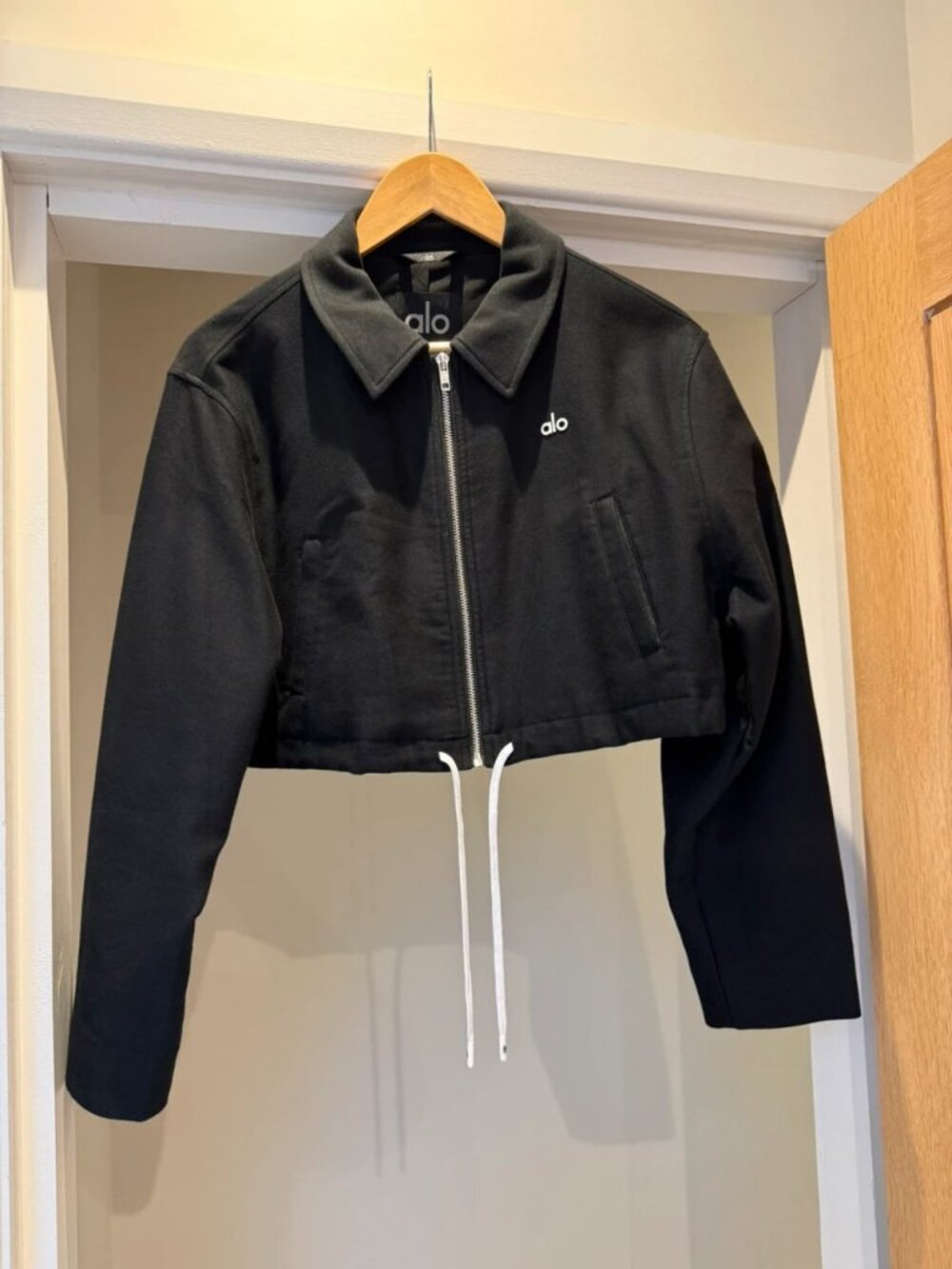 Alo Yoga Cropped Fan Favourite Full Zip Jacket Black, Size S